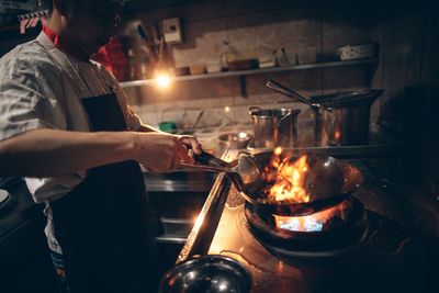 How does an electric wok work?