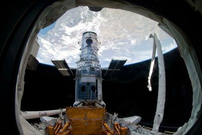 Private mission to save the Hubble Space Telescope raises concerns, NASA emails show