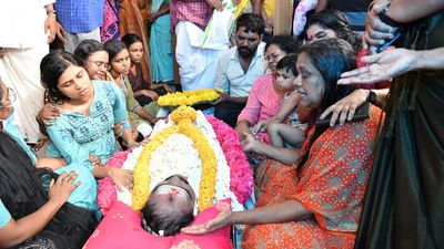 Family of expat protests at Air India Express office with his mortal remains