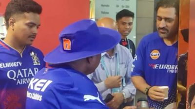 Watch: MS Dhoni's surprise visit in RCB dressing room leaves support staff mesmerised