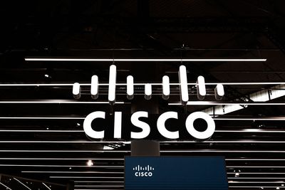 Cisco Stock Struggles Despite Earnings Beat, Strong Outlook