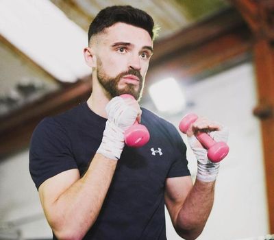 Stephen Newns puts American dream on hold as Cleland boxer makes long-awaited debut