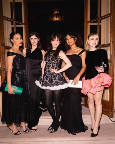 Zooey Deschanel's Elegant All-Black Look With Stunning Makeup