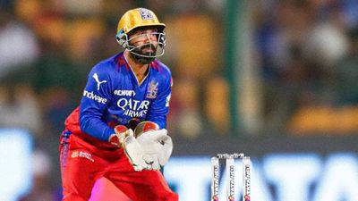 Watch: 'Fingers crossed' - Dinesh Karthik provides weather update from Bengaluru ahead of RCB vs CSK on May 18
