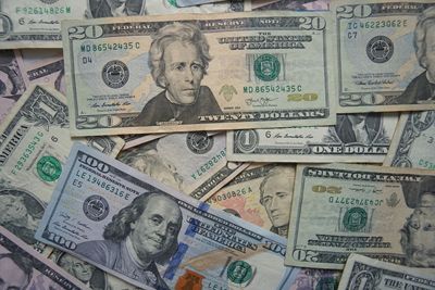 Dollar Finds Support from Higher Bond Yields