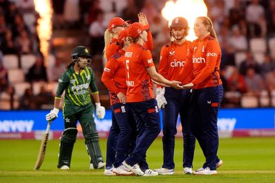 England wrap up T20 series victory with crushing win over Pakistan