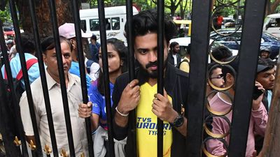 Watch: Chennai Super Kings receive a rousing welcome at M Chinnaswamy ahead of the crucial RCB vs CSK IPL clash