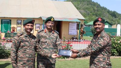 Northern Army commander reviews security situation in south Kashmir