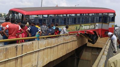 Six injured as KSRTC bus crashes into median, dangles from flyover near Nelamangala
