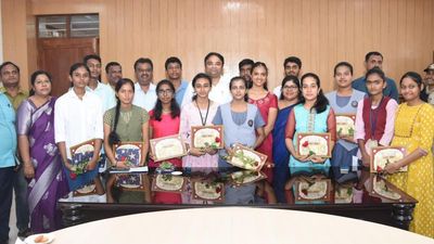 DC felicitates SSLC toppers from Mysuru