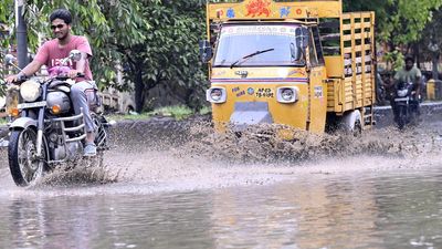 VMC begins de-silting work on drains ahead of onset of monsoon