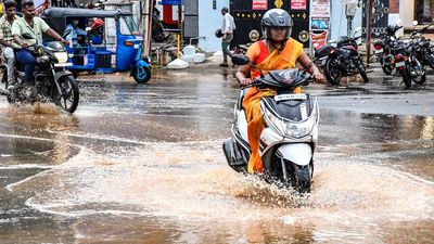 Sudden rain affects life in Tiruchi, power supply disrupted and traffic piles up on many roads