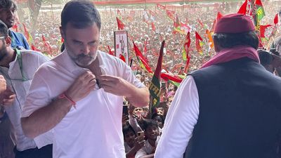 Rahul, Akhilesh exit U.P. rally as milling crowds create ruckus