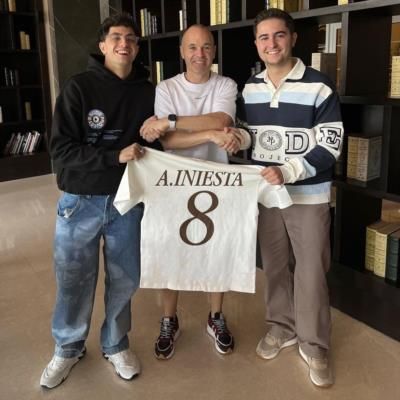 Andrés Iniesta Poses With Admirers In Heartwarming Display