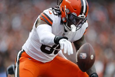 Browns TE David Njoku shows off flashy new helmet