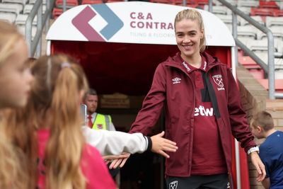 West Ham midfielder Dagny Brynjarsdottir signs one-year extension