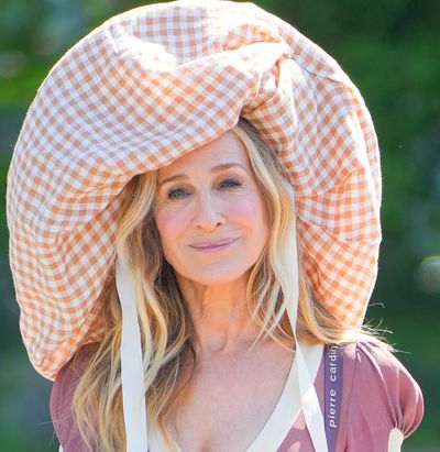 Sarah Jessica Parker Proves a Throwback, Comfortable Sandal Is Still Shop-Worthy