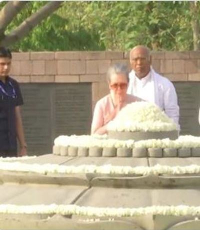 Sonia Gandhi, Mallikarjun Kharge pay homage to former PM Rajiv Gandhi on his death anniversary