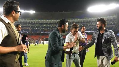 Shah Rukh Khan inadvertently interrupts Suresh Raina, Akaash Chopra during broadcast while taking lap of honour. Watch