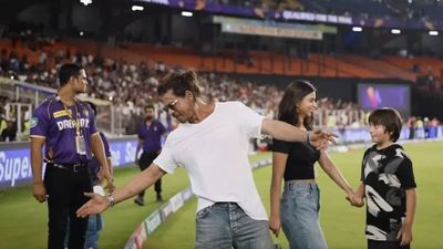 Watch: Suhana and AbRam's unmissable reaction after dad Shah Rukh Khan's signature pose to celebrate KKR's entry into IPL final