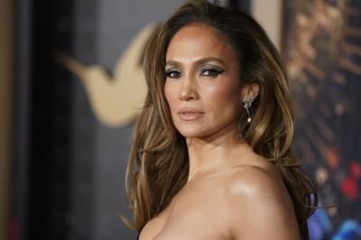 Jennifer Lopez Flashes Wedding Band Amid Divorce Rumors With Affleck