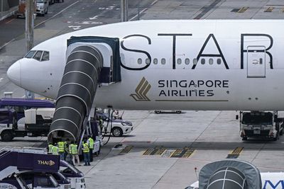 Singapore Airlines: Experts from around the world begin probe of deadly turbulence