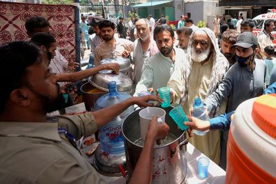 Doctors treat hundreds of victims of heatstroke in Pakistan after heatwave hits the country