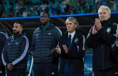 Yaya Touré Radiates Pride And Unity In Team Photo