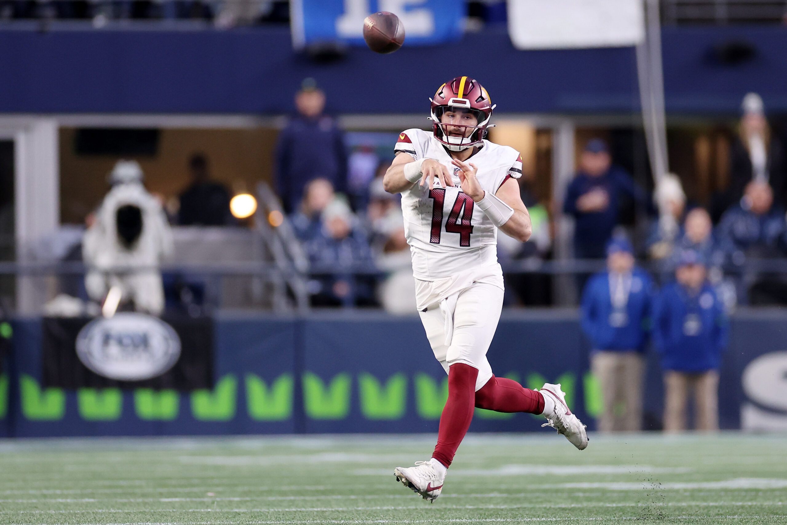 Watch: Seahawks QBs Sam Howell and Geno Smith throwing…