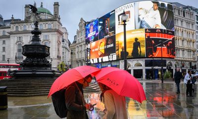 Rain hits retail sales in Great Britain as shoppers reduce spending