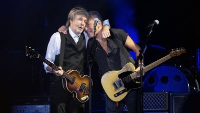 “He’s known as the American working man but he’s never worked a day in his life.” Paul McCartney delivers an amusing, warm-hearted tribute to Bruce Springsteen at Ivor Novello Awards