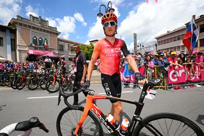 Gentlemen's agreement keeps Geraint Thomas from losing time in late crash on Giro d'Italia stage 19