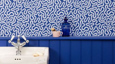 How to wallpaper a small bathroom for long-lasting results: 8 steps to success