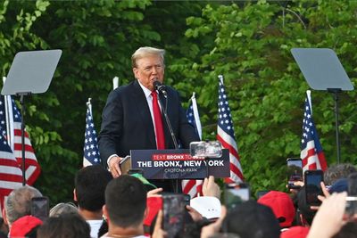 Prof: Trump rally a "red flag" for Dems