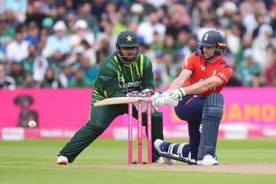 Jos Buttler hits 84 as England set Pakistan 184 to win
