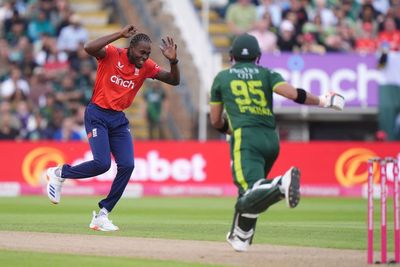 Returning Jofra Archer helps England beat Pakistan to take T20 series lead