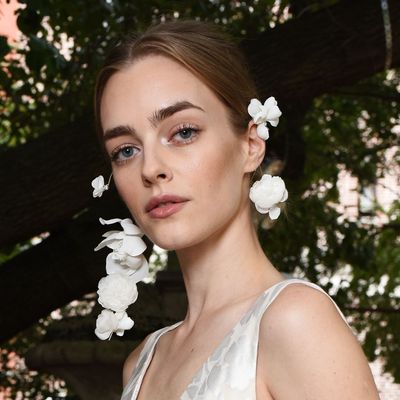 As we head full throttle into bridal season, I asked a makeup artist how to choose the best lipstick for a wedding