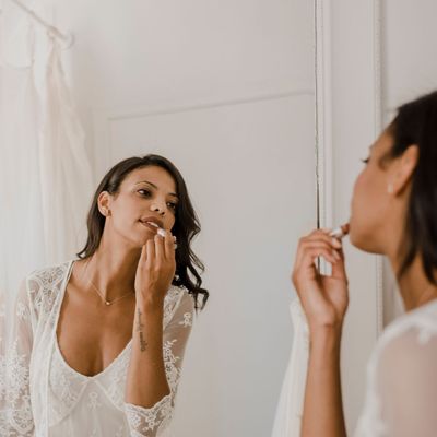 As we head full throttle into the bridal season, we asked a make-up artist how to choose the best lipstick for a wedding