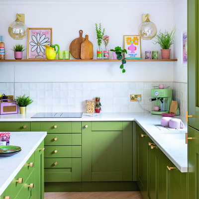 How to effortlessly style open shelving in a kitchen - 8 tips from design pros