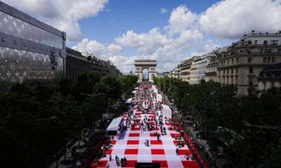 Thousands of Parisians take part in free picnic on the Champs-Élysées