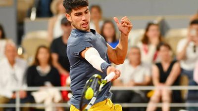 Carlos Alcaraz flexes forearm in a show of strength in Paris