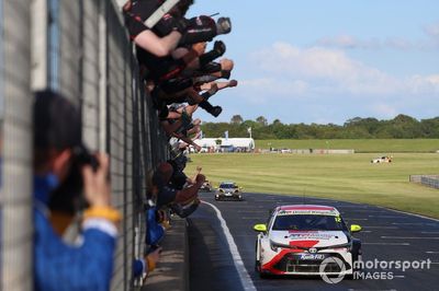 BTCC Snetterton: Huff charges from 14th to win