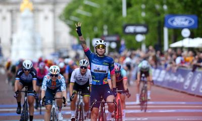 Lorena Wiebes completes hat-trick of sprint wins at RideLondon Classique