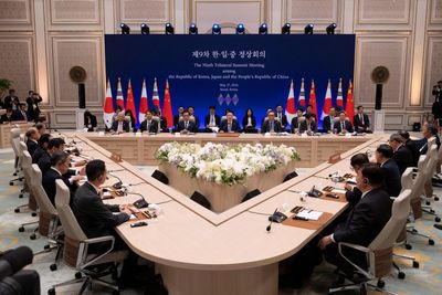 China urges South Korea, Japan to uphold free trade at three-way summit