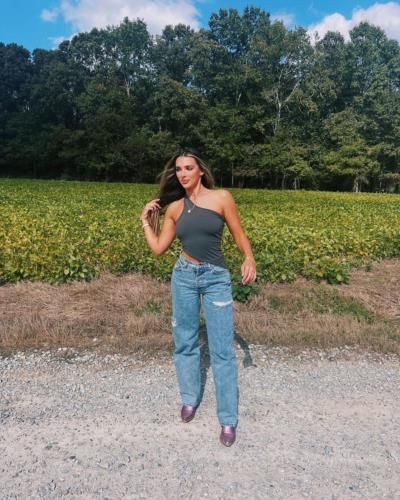 Kendall Vertes Stuns In Stylish Dark Grey And Blue Outfit