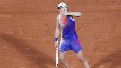 Clinical Iga Swiatek crushes qualifier Leolia Jeanjean to start French Open defence