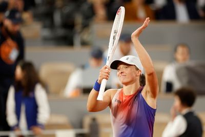 Defending champion Iga Swiatek breezes through opening match at French Open