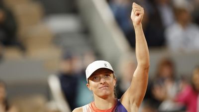 Defending champion Swiatek sweeps into second round at French Open