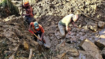 Papua New Guinea: Warning of fresh landslide and disease at disaster site amid desperate search for survivors