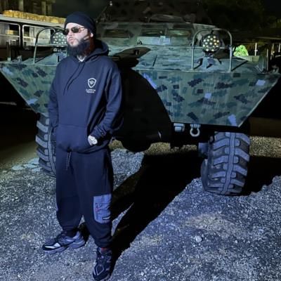 Farruko's Urban-Industrial Fusion: A Stylish Photo Moment
